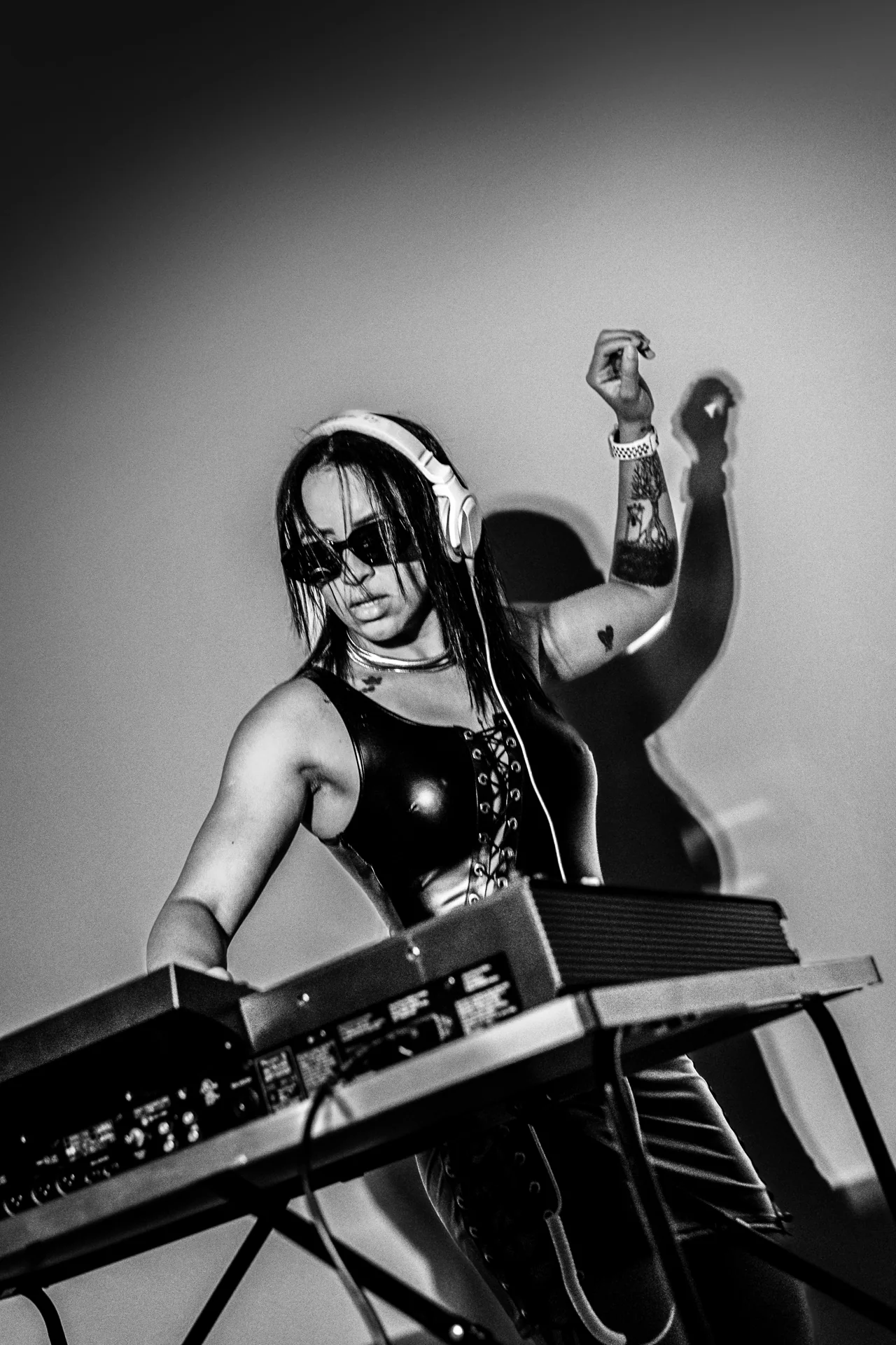 Darah raising a hand behind the decks